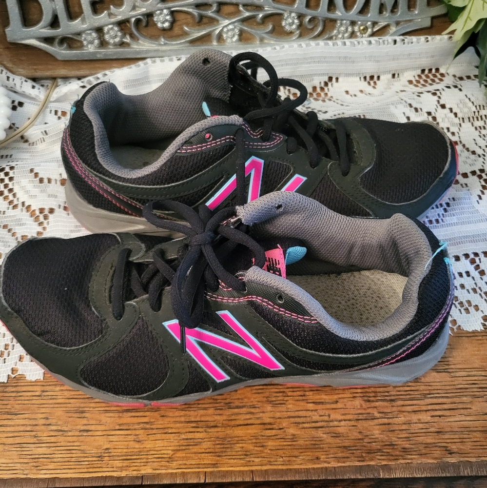Black and pink New Balance 320 trail shoes sz 9 Running Trainers Trail Outdoors